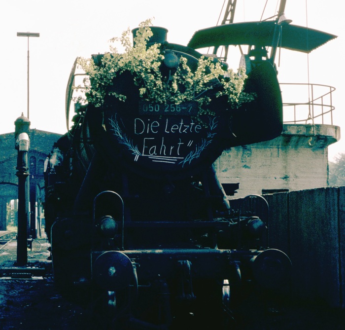 050&nbsp;256 mit Letzte Fahrt-Anschrift im Bw Herzberg, 29.05.1976.