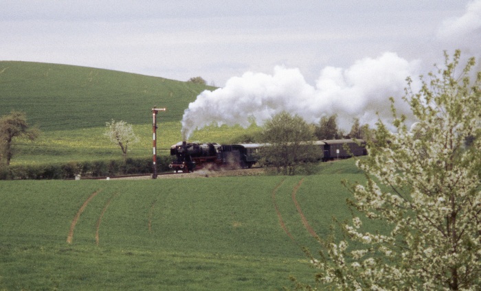 50&nbsp;2988 mit Personenzug hinter Fützen (Wutachtalbahn), 01.05.2004