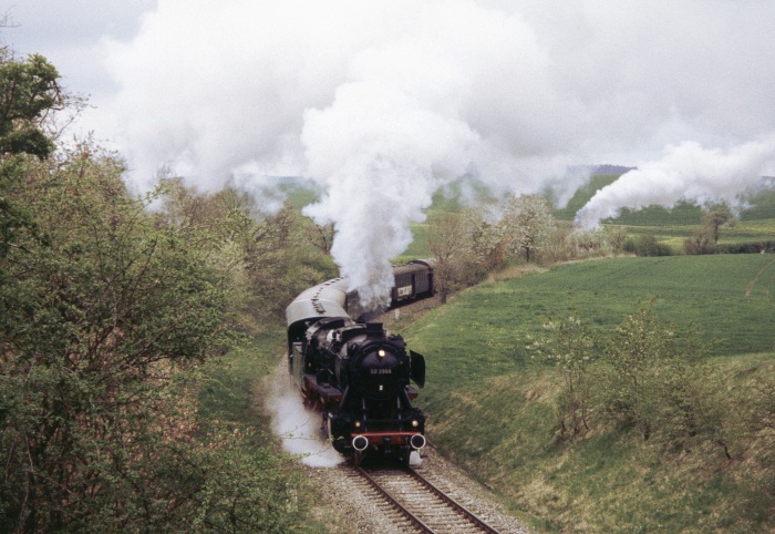 50&nbsp;2988 mit Personenzug hinter Fützen (Wutachtalbahn), 01.05.2004