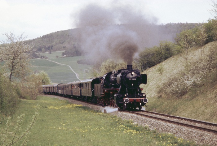 50&nbsp;2988 mit Personenzug hinter Fützen (Wutachtalbahn), um 16:45h 01.05.2004