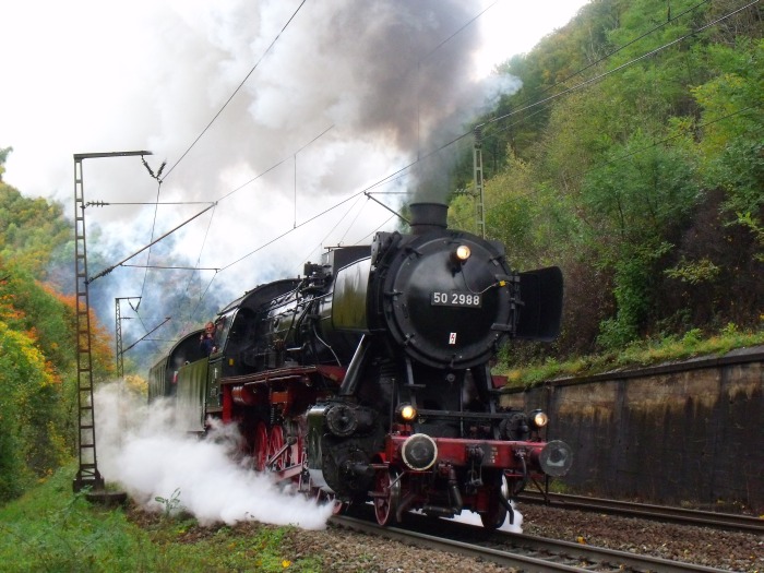 50&nbsp;2988 mit Sonderzug DPN 20988 von Heilbronn nach Ulm, trotz recht geringer Last nun aber schön laut gefahren, mitten auf der Geislinger Steige vor Amstetten (bei Strecken-km 64,7), um 12:03h am 03.10.2017