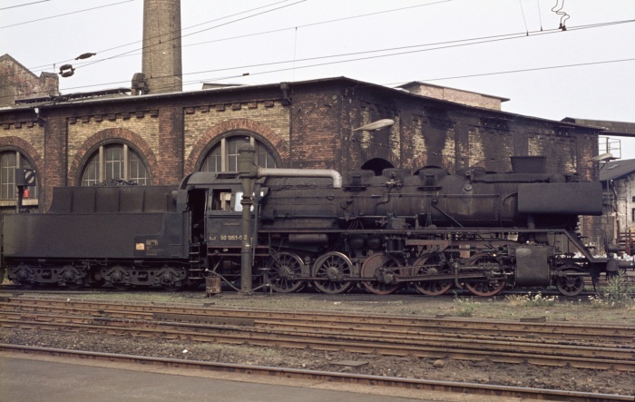 50&nbsp;1851 als Schublok wartend in Dresden-Neustadt, am 15.07.1976