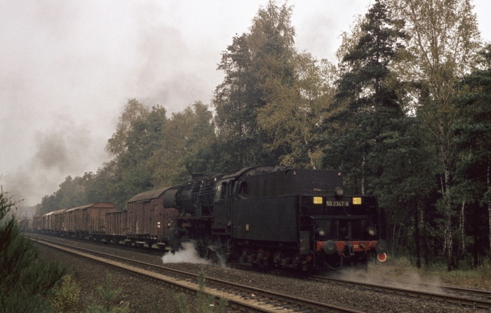 50&nbsp;2347 schiebt Güterzug, bei Dresden-Klotzsche, 15.10.1976