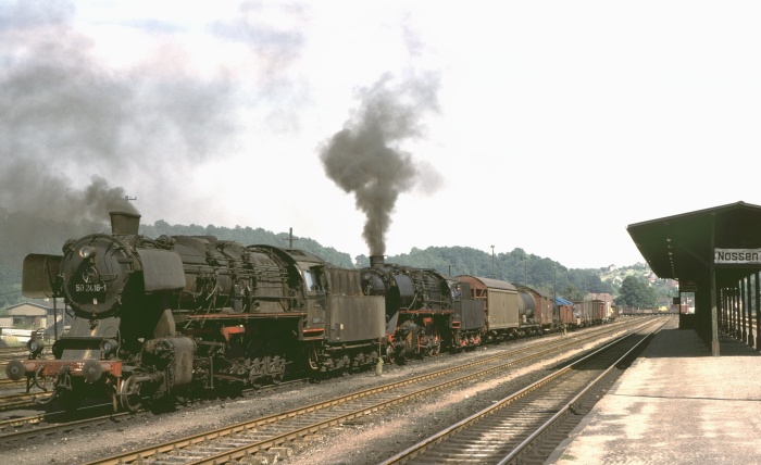 50&nbsp;2416 + 50&nbsp;1945 vor Güterzug im Bahnhof Nossen, 15.08.1978