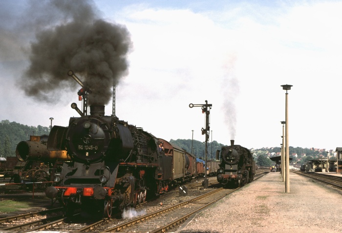 50&nbsp;1945 vor Güterzug Ausfahrt Nossen an 50&nbsp;2416 vorbei, 15.08.1978