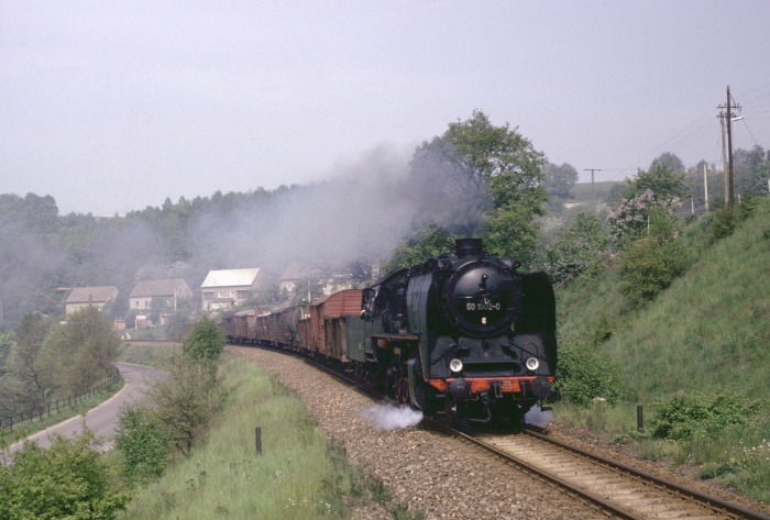 50&nbsp;1002 mit Ng&nbsp;61345 bei Gleisberg-Marbach, 16.05.1983