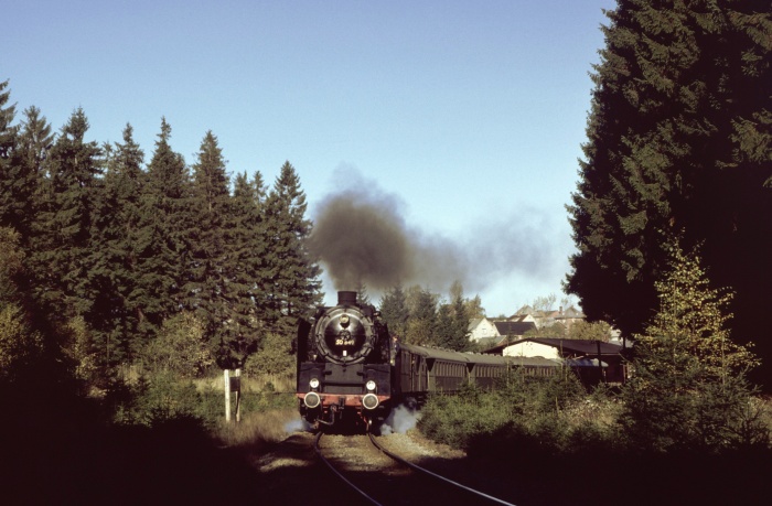 50&nbsp;849 mit Sonderzug hinter Grünbach, 26.10.1985