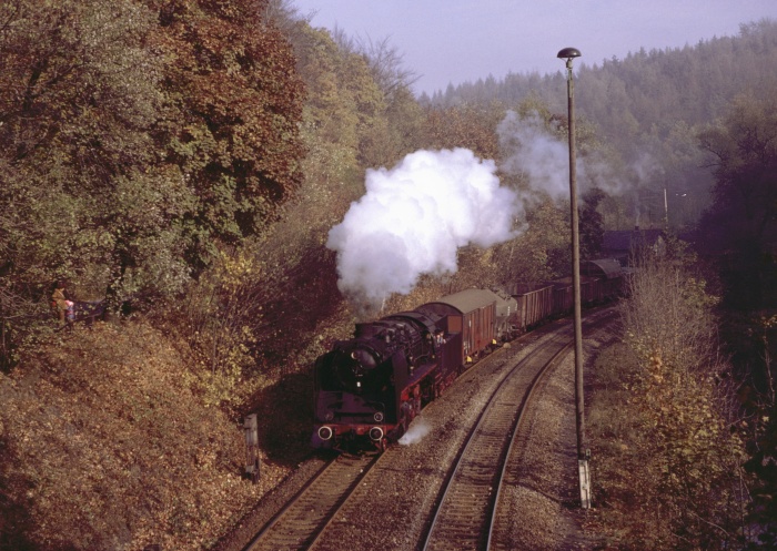 50&nbsp;849 mit Güterzug bei Hartenstein, 27.10.1985