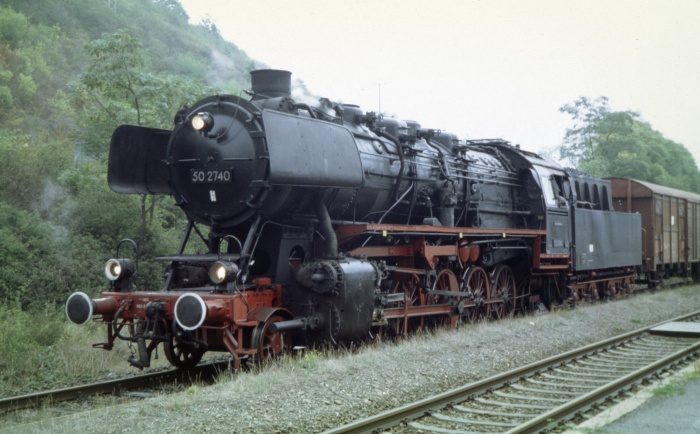 50&nbsp;2740 mit Güterzug in Winnweiler (Alsenz), am 04.10.2005