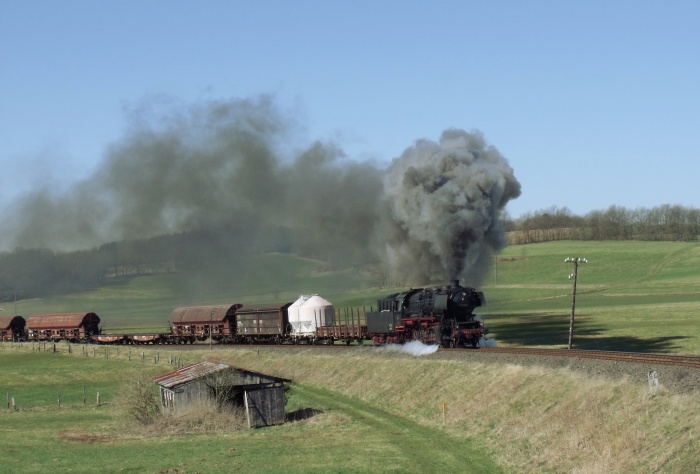 50&nbsp;2740 mit Show-Güterzug Nr.1 Gerolstein->Ulmen, bei Betteldorf, um 10:45h am 06.04.2010