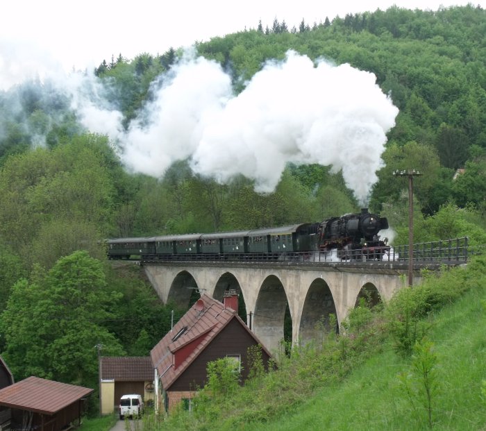 50&nbsp;2740 mit Personenzug Schorndorf->Welzheim auf dem bekannten Viadukt bei Steinbach-Siedlung hinter Klaffenbach, um 13:41h am 13.05.2010