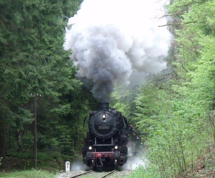 50&nbsp;2740 mit Personenzug Schorndorf->Welzheim im tiefen Wald am Tal zwischen Laufenmühle und Breitenfürst, um 10:52h am 16.05.2010