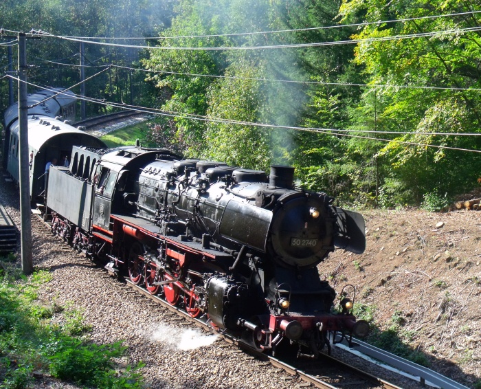 50&nbsp;2740 mit Sonderzug Karlsruhe-Reichenbach, am Kurpark kurz vor dem Bahnhof Reichenbach, um 15:08h am 25.09.2011