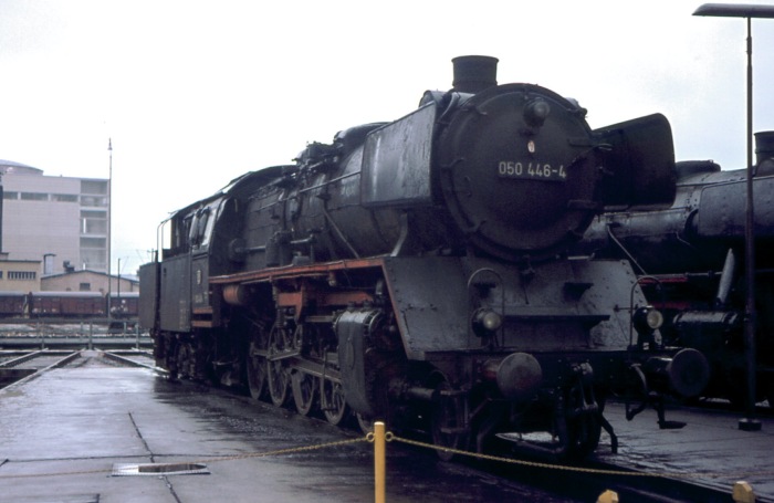 050&nbsp;446 im Bw Northeim, fotografiert im April 1976