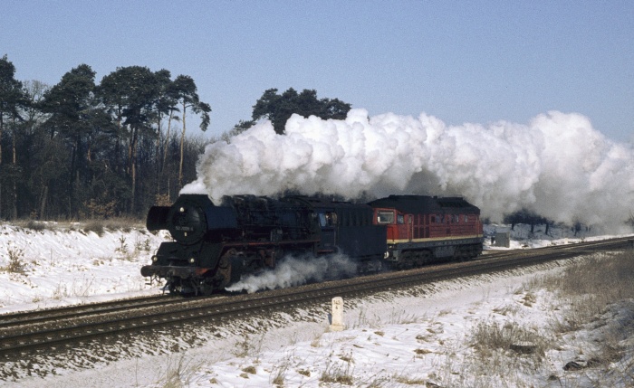 50&nbsp;0008 schleppt eine 132 noch mal ohne Zug Richtung Wittenberge am Bahnübergang Stavenow hinter Karstädt, um 10:20h am 20.02.1978