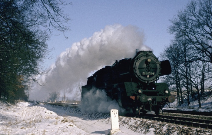 50&nbsp;0070 wieder Fahrtrichtung Wittenberge und wieder nahe dem Bahnübergang, dieses Mal bei km&nbsp;142,3, um 11:30h am 20.02.1978