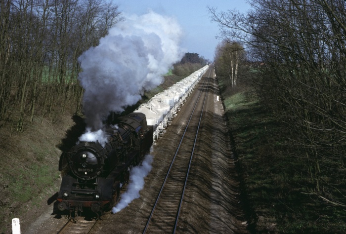 50&nbsp;0070 mit Silowagenzug bei Reckenzin, 20.02.1978