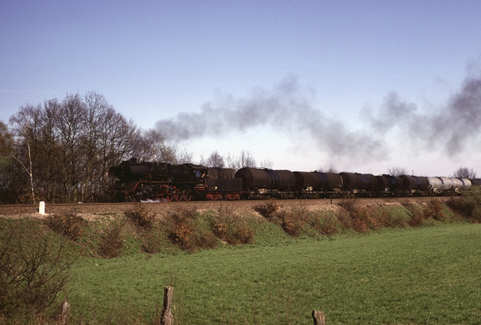 50&nbsp;0053 mit Kesselwagenzug bei Karstädt, 03.05.1980