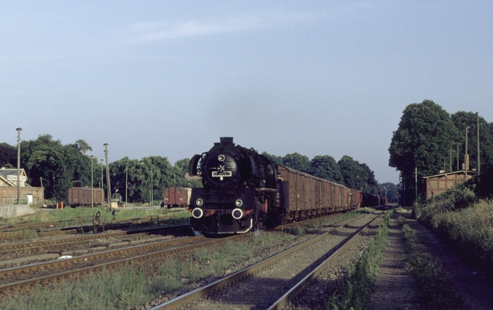 50&nbsp;3624 mit Dg&nbsp;53828 durchfährt den Bahnhof Grabow in Richtung Ludwigslust, um 18:45h am 15.08.1983