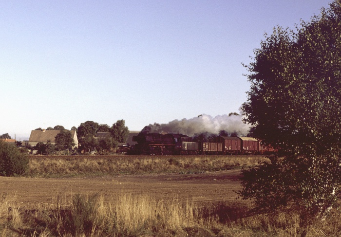 50&nbsp;3640 mit Dg&nbsp;54861 von Schwerin nach Hagenow bei Lehmkuhlen, um 8:21h am 01.10.1983