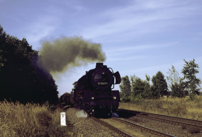 50&nbsp;3637 mit Durchgangsgüterzug hinter Karstädt, 01.10.1983