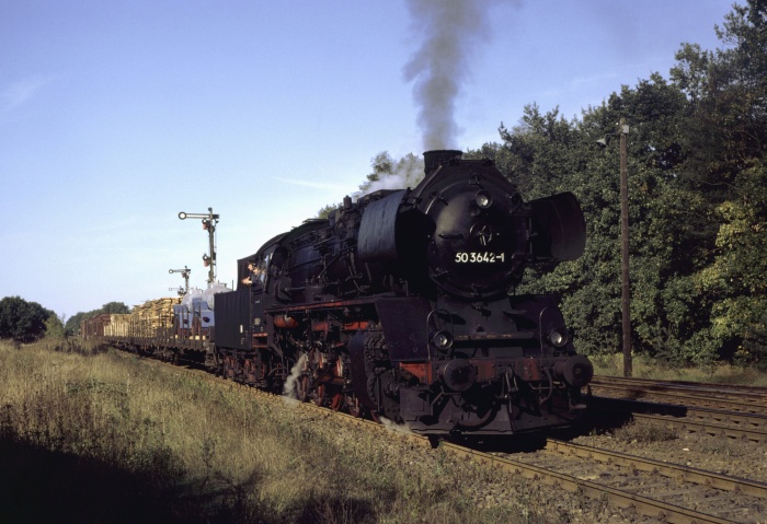 50&nbsp;3642 wartet vor Ng&nbsp;61851 im Betriebsbahnhof Dergenthin, 01.10.1983