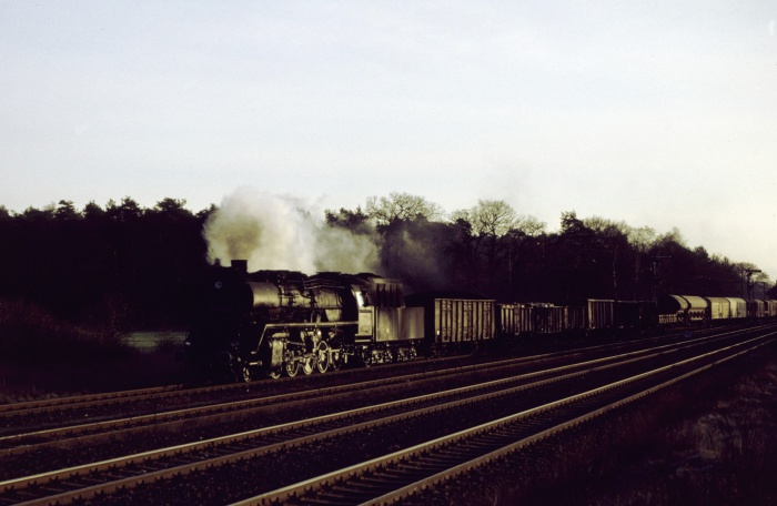 50&nbsp;3685 mit Gz einfahrend in Dergenthin, 01.12.1983