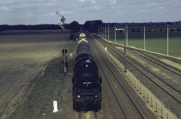 50&nbsp;3638 mit Ng&nbsp;61851 an der Einfahrt von Karstädt, um 12:55h am 18.04.1984