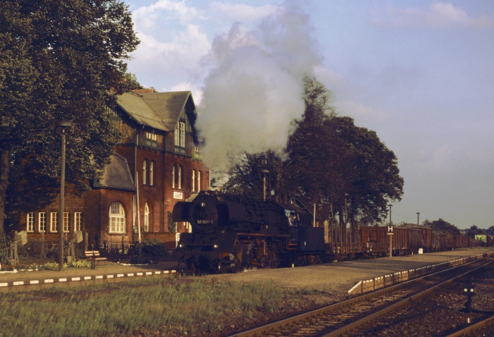50&nbsp;3637 mit Dg ->Hagenow/L. Durchfahrt Jasnitz, 11.10.1984