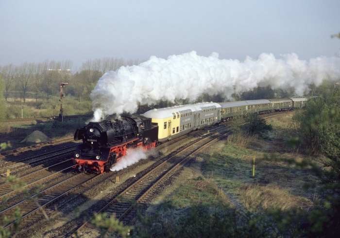 50&nbsp;3545 mit VLV-Sonderzug bei Lübeck-Moisling, 07.04.1990