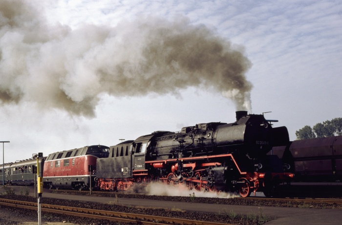 50&nbsp;3545 + V200&nbsp;007 Ausfahrt Itzehoe nach Westerland, 12.08.1990