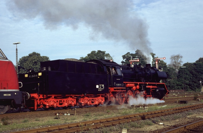 50&nbsp;3545 vor V200&nbsp;007 Ausfahrt Itzehoe nach Westerland, 12.08.1990