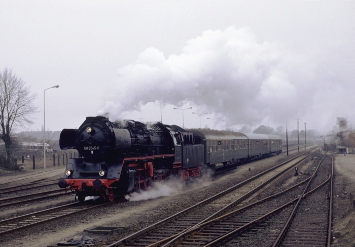 50&nbsp;3545 mit Sonderzug Ausfahrt Neustadt/Glewe, 09.03.1991