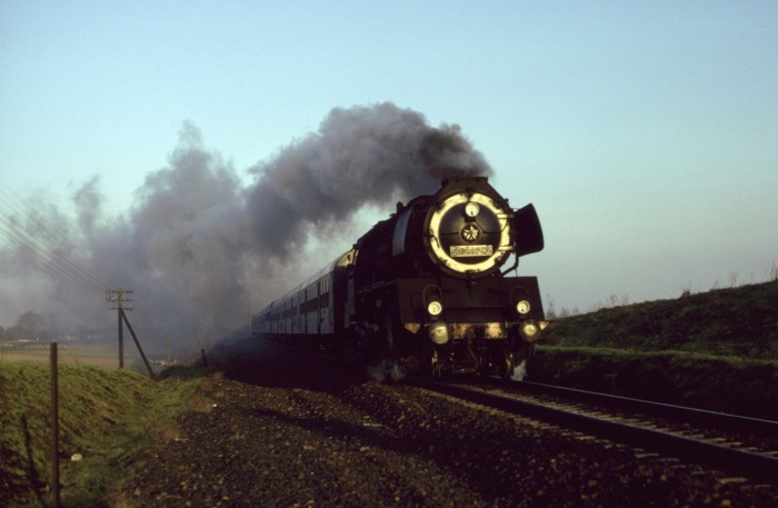 50&nbsp;3552 mit P&nbsp;16471 aus Richtung Wernigerode kommend vor Halberstadt, 18.04.1982