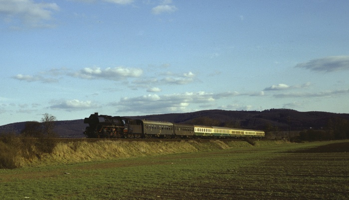 50&nbsp;3606 mit D&nbsp;649 aus Wernigerode vor Minsleben, 18.04.1982