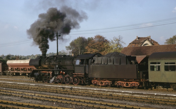 50&nbsp;3701 mit P&nbsp;6450 in Beetzendorf, 25.10.1982