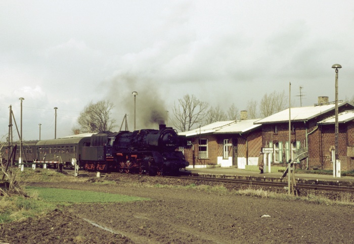 50&nbsp;3638 am 29.03.1983 um 14:10h mit P&nbsp;6451 einfahrend Haltepunkt Bandau