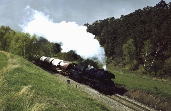 50&nbsp;3553 mit Güterzug zwischen Langenstein und Börnecke, 08.05.1984