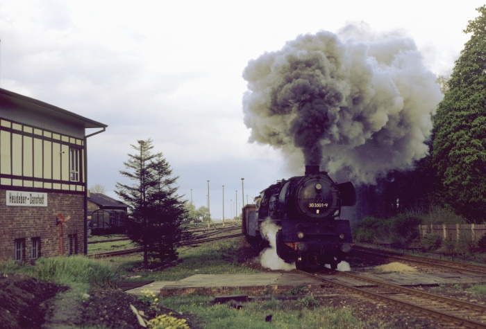50&nbsp;3501 mit Güterzug Ausfahrt Heudeber-Danstedt, 08.05.1984