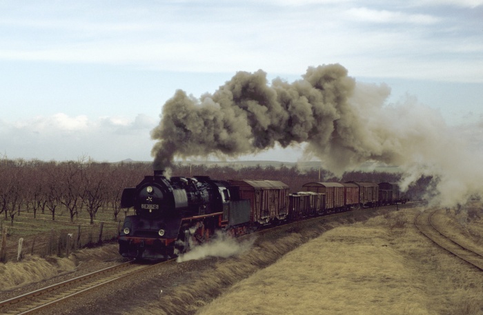 50&nbsp;3552 mit Ng&nbsp;66781 an der Einfahrt von Bad Suderode, um 8:05h am 28.03.1987