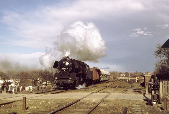50&nbsp;3700 mit Güterzug aus Oschersleben Durchfahrt Groß Quenstedt, 28.03.1987