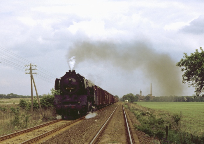 50&nbsp;3559 vor Güterzug bei Andersleben, 22.05.1988