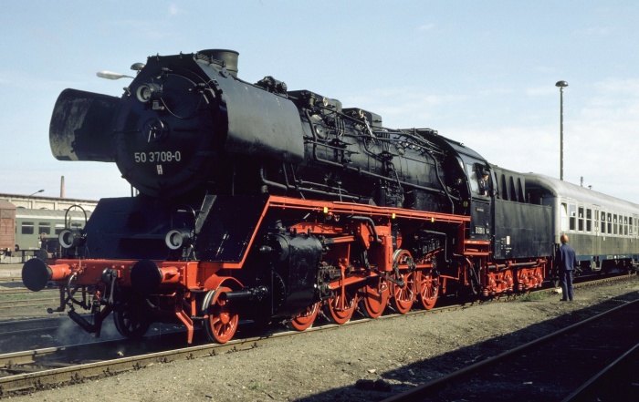 50&nbsp;3708 vor VBV-Sonderzug in Wernigerode, am 08.04.1990