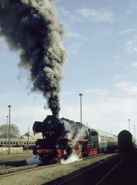 50&nbsp;3708 hat soeben den VBV-Sonderzug nach Wernigerode gebracht und setzt jetzt im Bahnhof um, am 08.04.1990