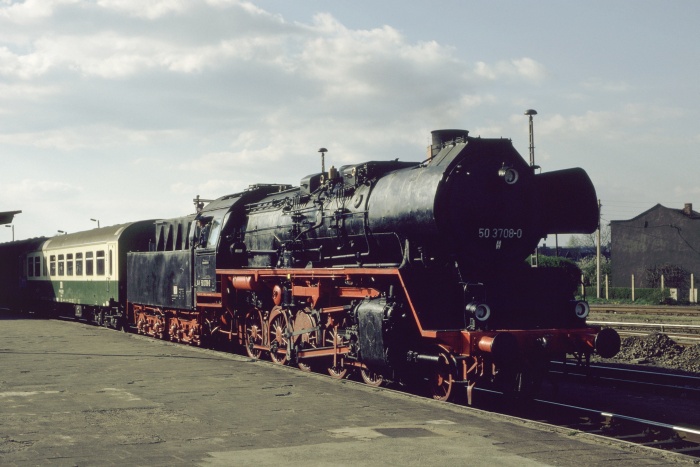 50&nbsp;3708 vor VBV-Sonderzug in Wernigerode, 08.04.1990
