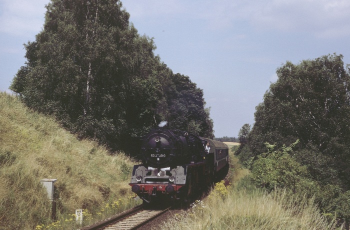 50&nbsp;3708 mit RB&nbsp;37576 Halberstadt-Blankenburg, zwischen Langenstein und Börnecke, um 12:27h am 17.07.1999