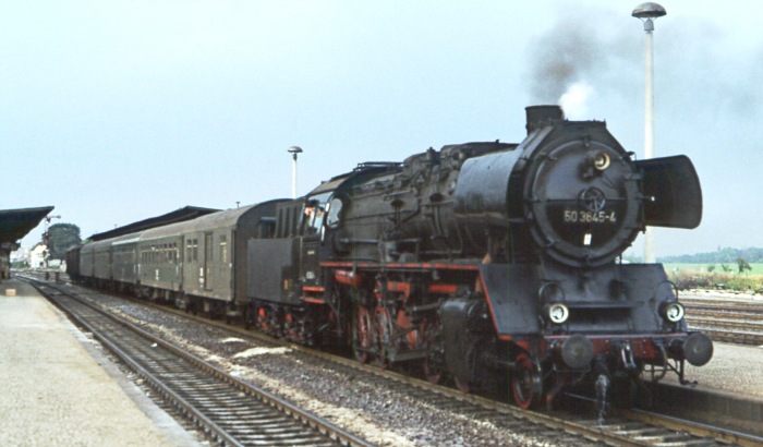 50&nbsp;3645 vor Personenzug im Bahnhof Wegeleben, am 26.08.1978