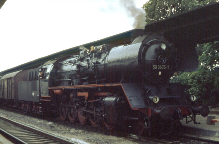 50&nbsp;3675 vor Personenzug im Bahnhof Wegeleben, am 26.08.1978