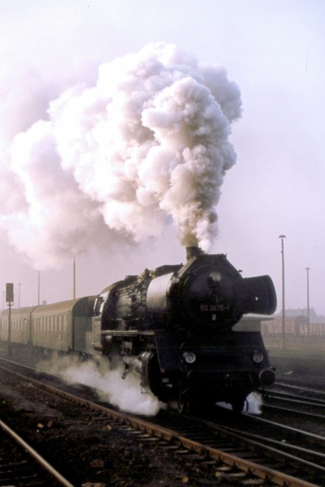 50&nbsp;3675 vor Personenzug Abfahrt in Halberstadt, im März 1979