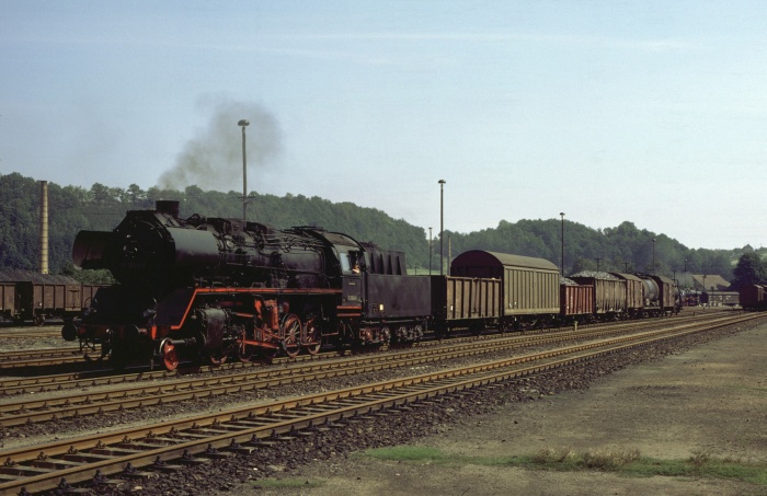 50&nbsp;3668 mit Güterzug aus Meißen in Nossen soeben eingetroffen, 15.08.1978